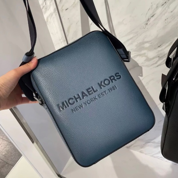 Michael Kors Men Cooper Crossbody Flight Bag Navy Multi NWT - Picture 1 of 6